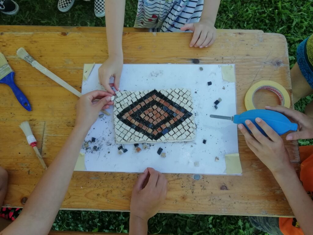 During a hands-on workshop within a student project, visitors restored mosaic replicas.